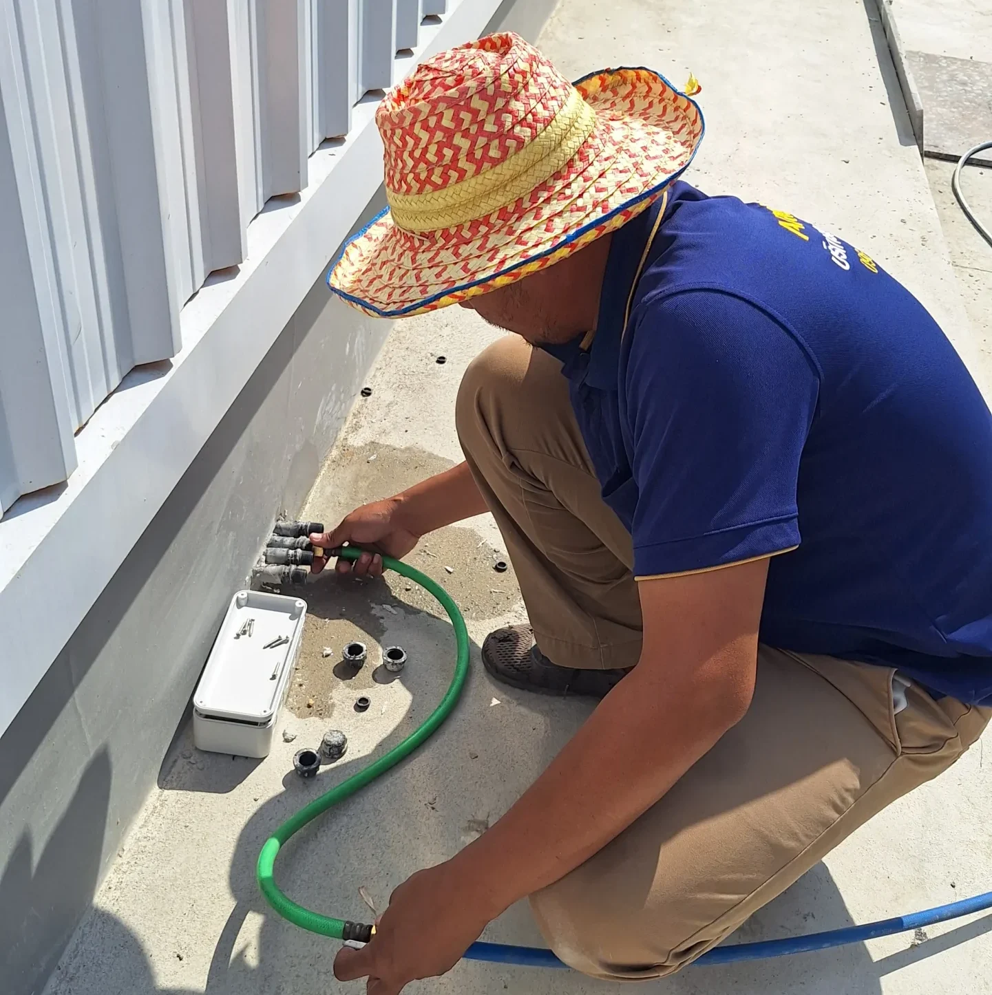 ช่างอาร์เมอร์ กำลังอัดน้ำยาเคมีเข้าท่ออัดน้ำยา